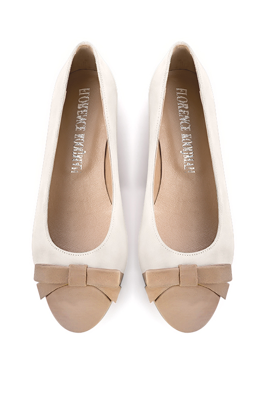 Tan beige and off white women's ballet pumps, with low heels. Round toe. Flat block heels. Top view - Florence KOOIJMAN